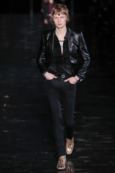 Look 16